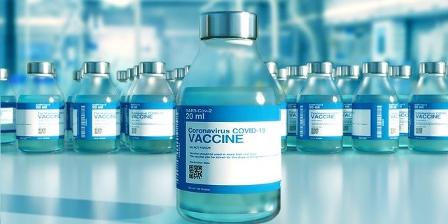 vaccini terza dose, una boccetta contenente dose di vaccino anti covid che è sicuro anche per chi soffre di allergie