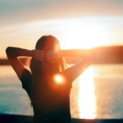 una donna prende il sole al tramonto