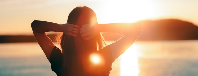 una donna prende il sole al tramonto