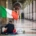 povertà e patologie croniche. uomo siede per terra sotto la bandiera italiana