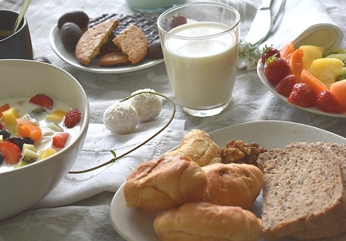 diabete 2. una tavola imbandita per la prima colazione.