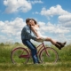 fertilità, per l'uomo il periodo migliore è l'estate. nella foto una coppia va in bici.