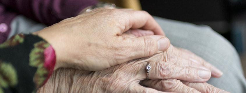 anziani e solitudine. paziente cronico, una mano caregiver su un'altra mano di un'anziana