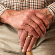 osteoporosi, le mani di un anziano