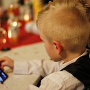 tablet e bambini, un bimbo usa lo smartphone