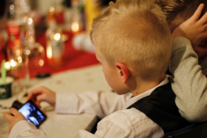 tablet e bambini, un bimbo usa lo smartphone 