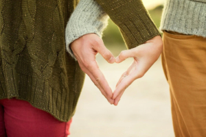 due mani di due donne formano un cuore per malattie cardiovascolari e infarto 