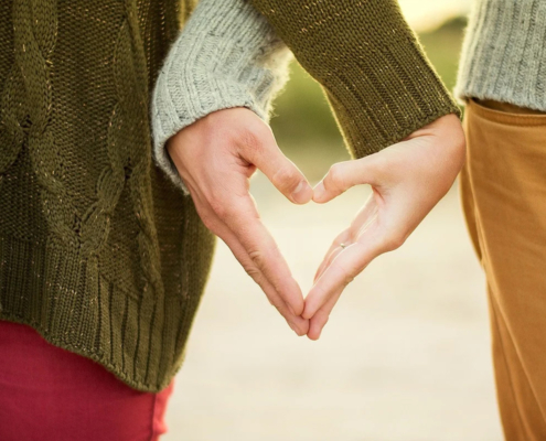 due mani di due donne formano un cuore per malattie cardiovascolari e infarto