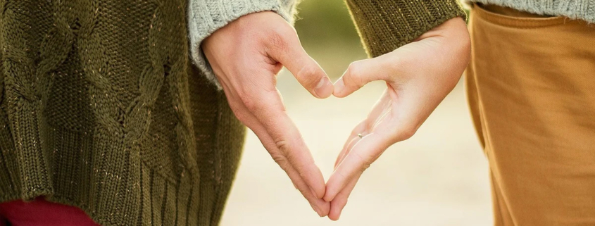 due mani formano un cuore per malattie cardiovascolari e scompenso cardiaco