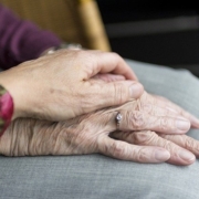 anziani cronicità, le mani di una signora anziana