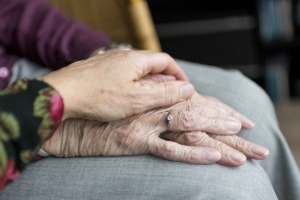 anziani cronicità, le mani di una signora anziana