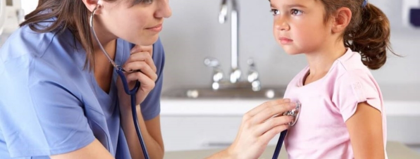 natale in ospedale, una bambina a visita