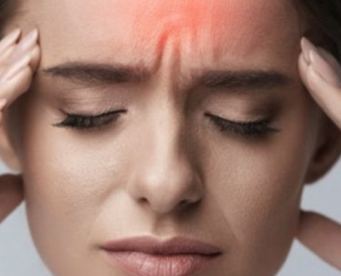 emicrania: una donna si stringe le tempie