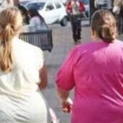 due donne di spalle affette da obesità camminano