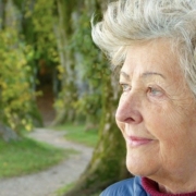 una donna anziana che soffre di insonnia