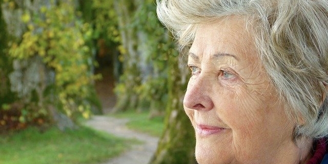 anziani e solitudine. una donna anziana