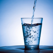 ritenzione idrica, un bicchiere nel quale viene versata acqua