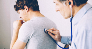 bpco, allergie respiratorie, medico visita paziente, poggiando dietro la schiena strumentazione medico