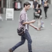 un ragazzo usa il cellulare mentre passeggia