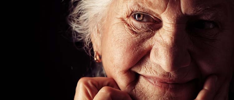 alzheimer: un'anziana in primo piano sorride
