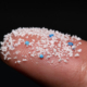 nanoplastiche. microplastiche su un dito