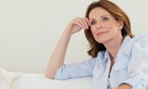 menopausa , una donna pensierosa