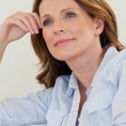 cancro al seno, una donna pensierosa