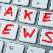 analfabetismo scientifico, tastiera computer con su scritto fake news