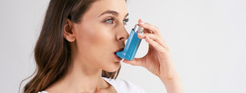 asma, donna inala medicinale