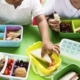 rischio bisfenoli, bambini pranzano con contenitori in plastica