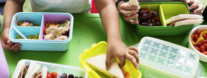 rischio bisfenoli, bambini pranzano con contenitori in plastica