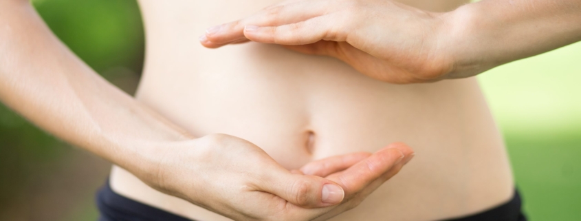 malattie intestino giovane donna con mani sottile sul ventre