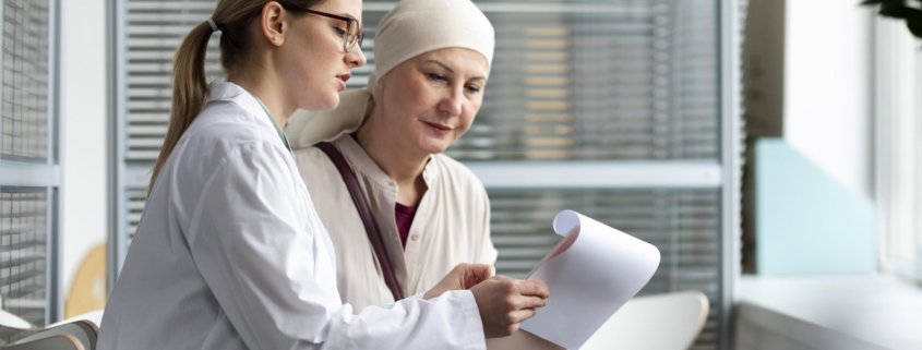 tumore del retto , due donne: un medico e una paziente con tumore in oncologia
