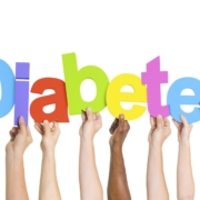 diabete tipo 1 e tipo 2, mani multietniche sorreggono scritta