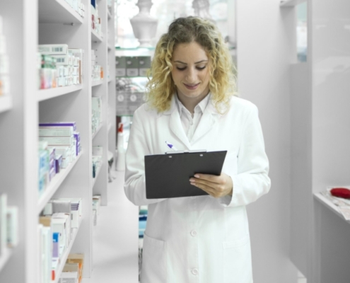 sclerosi multipla farmacista nel magazzino di una farmacia