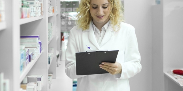 sclerosi multipla farmacista nel magazzino di una farmacia