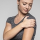 idrosadenite suppurativa: malattia cutanea infiammatoria. una donna con dolore alle spalle