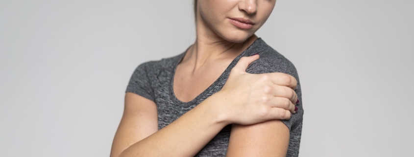 idrosadenite suppurativa: malattia cutanea infiammatoria. una donna con dolore alle spalle