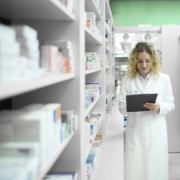 farmaci, farmacista nel magazzino di una farmacia