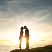 nell'immagine un bacio appassionato al tramonto di una coppia