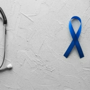 tumore della prostata: stetoscopio con fiocchetto blu