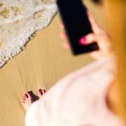 diabete, ragazza in spiaggia con dispositivo in mano sulla riva