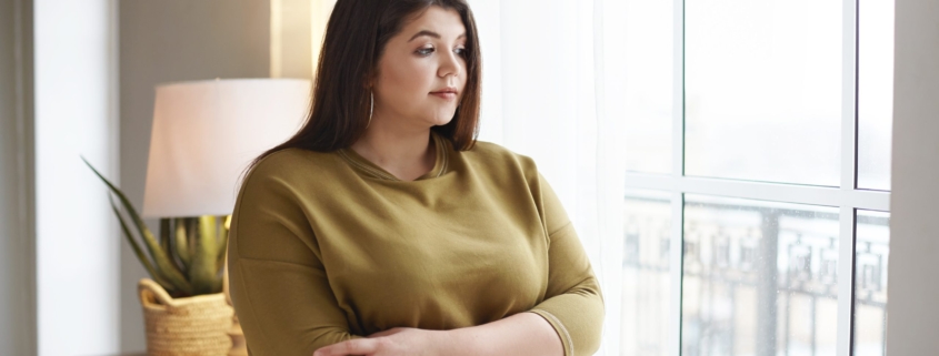 endometriosi, una donna sente dolore alla pelvi