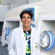 ricerca contro i tumori: ricercatrice maria rescigno sorride nel laboratorio di humanitas