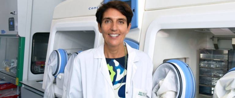 ricerca contro i tumori: ricercatrice maria rescigno sorride nel laboratorio di humanitas