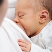 latte materno, un bimbo che allatta al seno