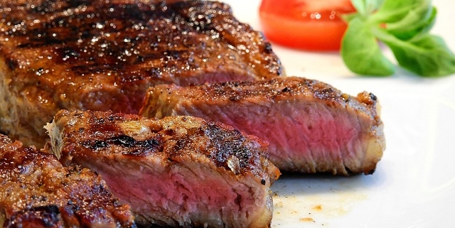 carne sintetica, una bistecca di carne rossa