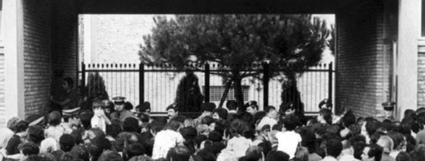 in una foto del 1973 la gente accalcata all'esterno del cotugno per chiedere di essere vaccinata contro il colera.