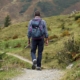 trekking, un uomo passeggia lungo un sentiero di montagna