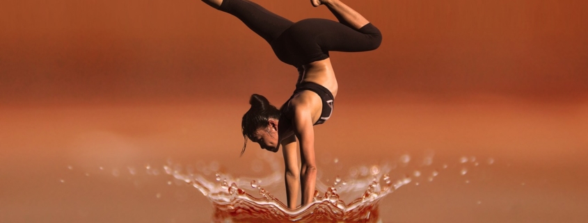 dieta chetogenica, una donna fa la vertivcale in posizione yoga